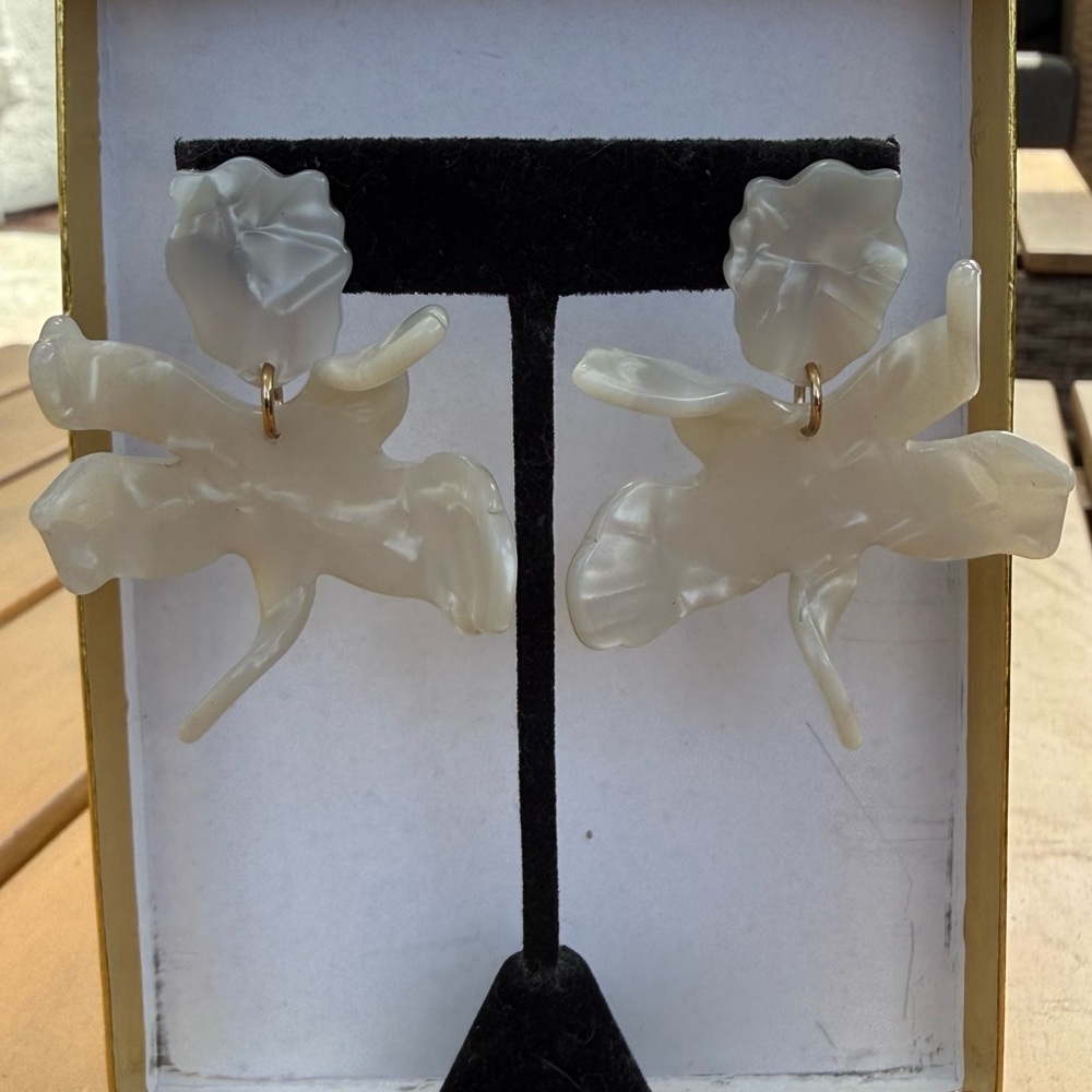 Lele Sadoughi Mother Of Pearl Acetate Small Paper Lily Earrings